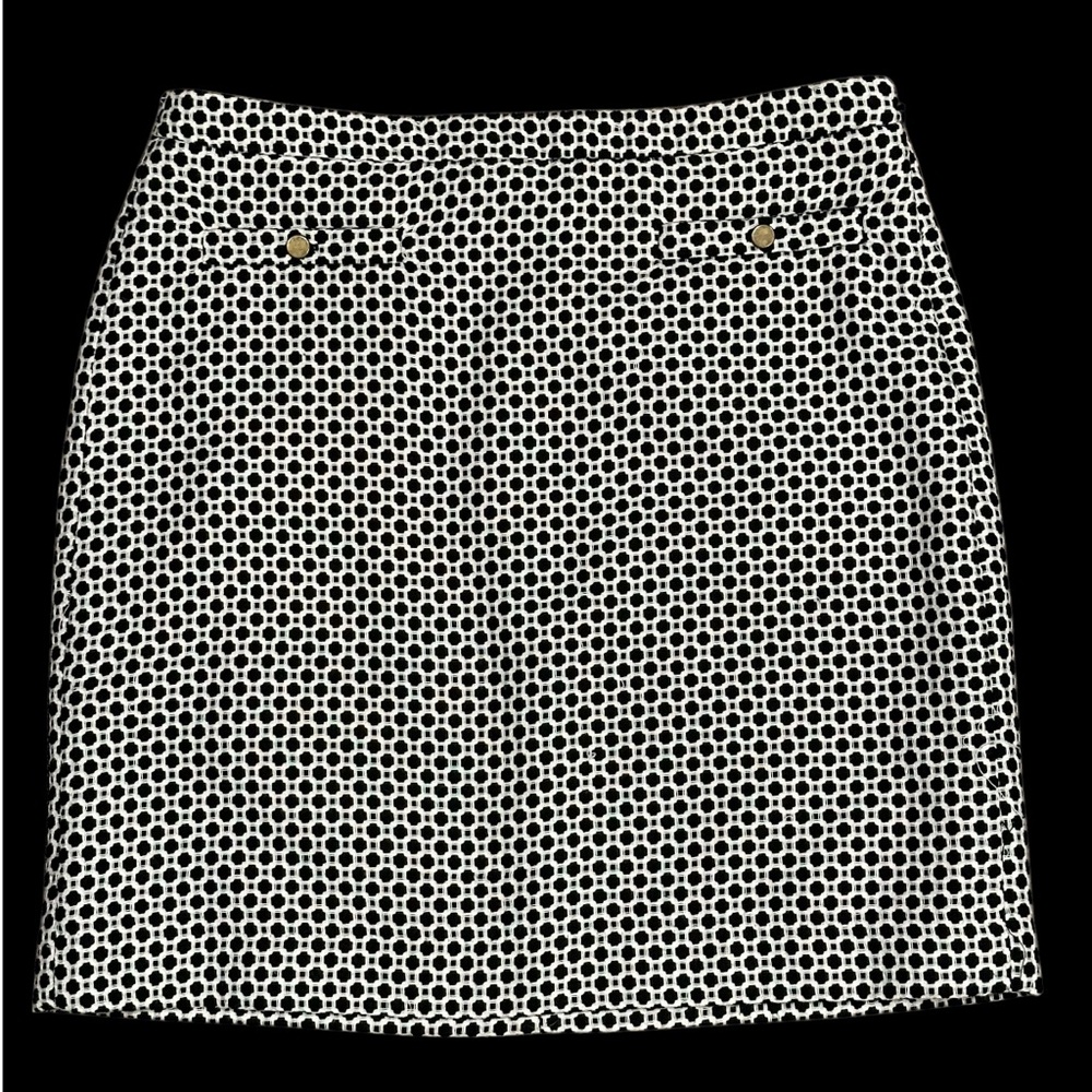Loft Skirt. Size 6. 28” Waist 18" Length.  Side Zipper. Fully Lined